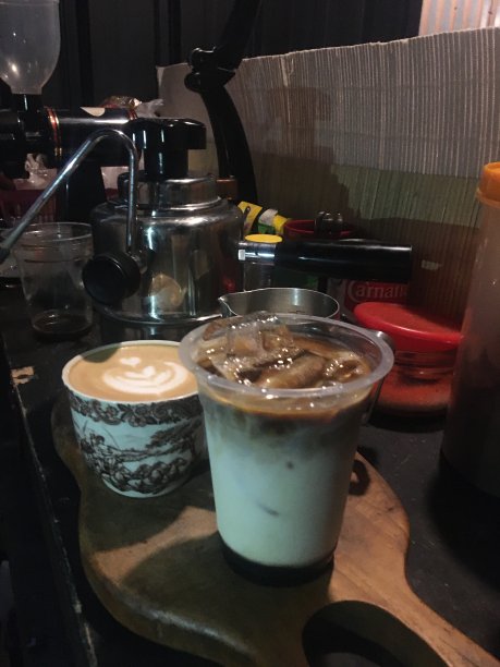 在热咖啡和冰之间图片下载