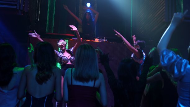 一群人在迪斯科夜总会随着DJ的音乐节奏跳舞图片下载