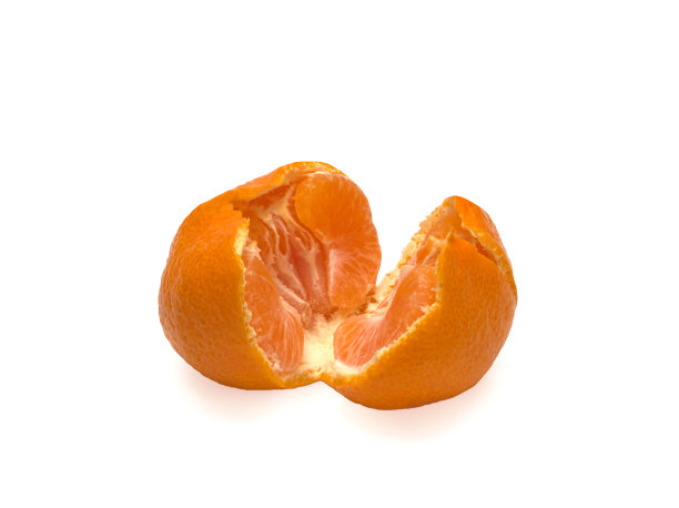 剥皮的破牛皮。成熟的普通话在白色的背景。孤立的图片下载