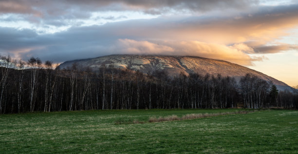 20、夕阳翻山越岭，山峰在云中图片下载