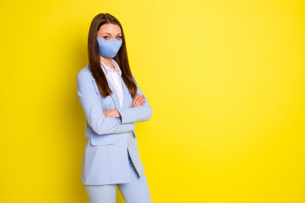 照片自信的老板公司老板商人女孩交叉双手不害怕冠状病毒感染穿医疗口罩蓝色夹克夹克裤子裤子孤立的copyspace明亮闪亮颜色背景图片下载
