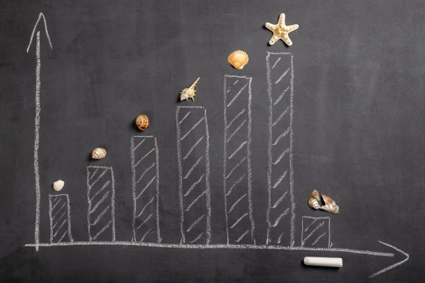 柱状图显示了世界旅游业的崩溃。在黑色的黑板和贝壳上画画。黑暗的背景。图片下载