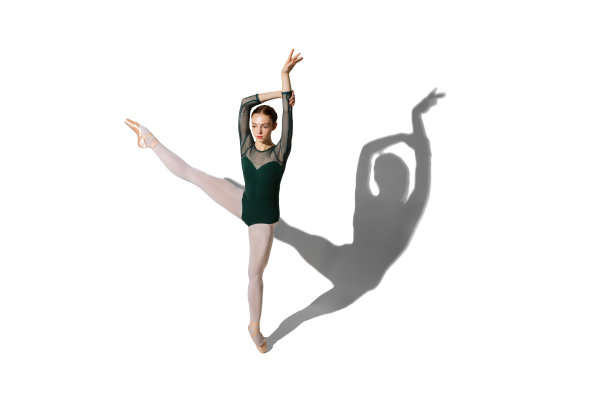 优雅的女芭蕾舞者摆出孤立的白色背景与阴影。图片下载