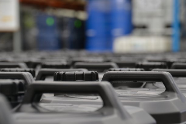 在一个制造工厂的塑料容器顶部，蓝色的化学桶在背景图片下载