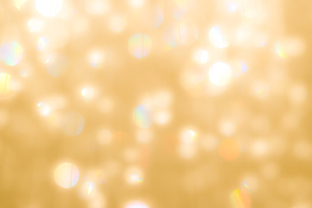 假日派对水晶球吊灯的反光灯光，模糊的金色虚景背景图片下载