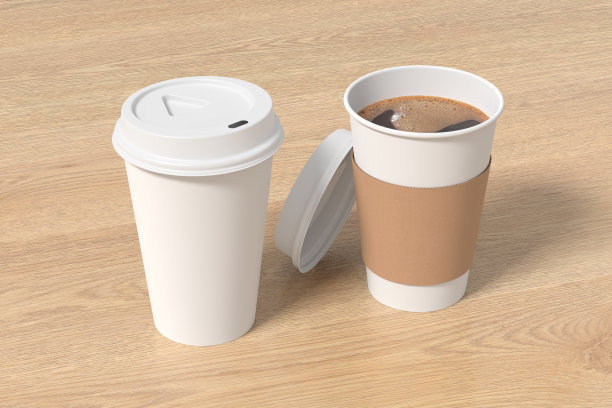 两个白色带走咖啡纸杯模拟与白色盖子在木制背景。可打开(带支架)和封闭的一次性杯子。图片下载