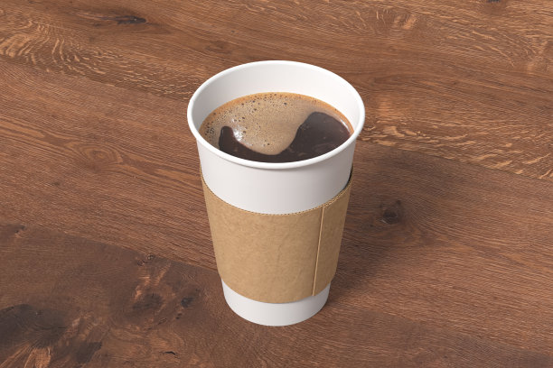 白色带走咖啡纸杯模型与支架在木制背景。图片下载