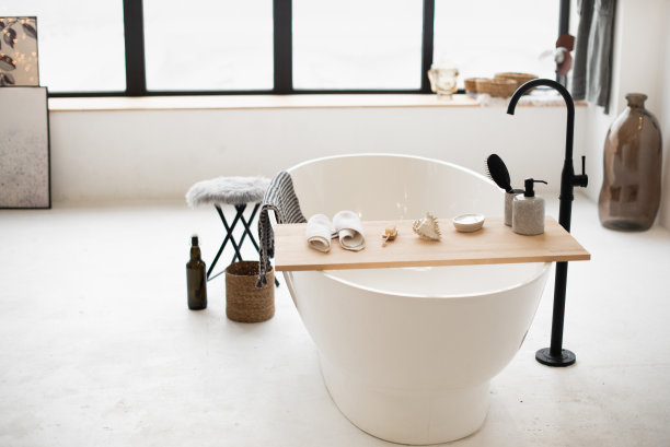 时尚的白色浴缸与装饰对面的窗户图片下载