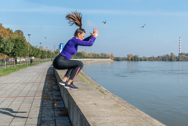 年轻性感出汗肌肉健康的女人练习户外跳跃的墙壁上的硬核交叉锻炼训练出健身房图片下载