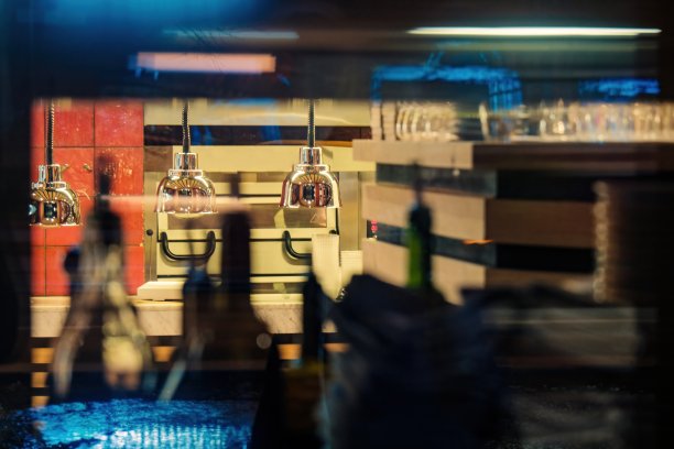 封闭式餐厅厨房内部街景图片下载