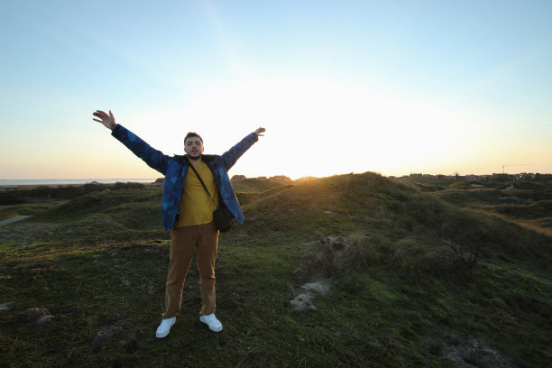 兴奋的年轻男游客欣赏美丽的Baltrum岛图片下载