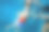 水池下一个笑着的小女孩的照片。她拿着手电筒。宝宝学潜水。和一个孩子一起上游泳课。健康的生活方式。水平方向。图片下载