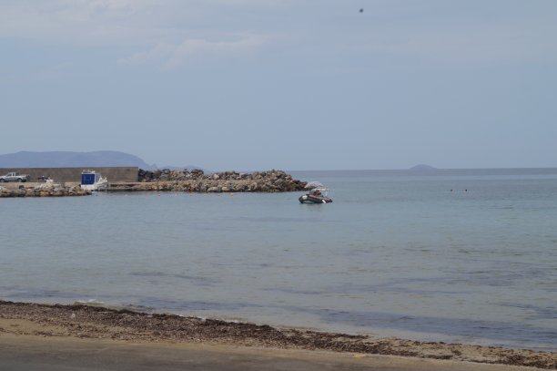 多云天气的海滨。去希腊、克里特岛旅游。图片下载