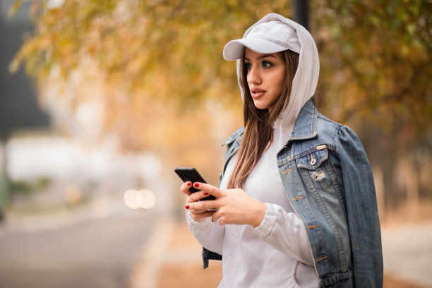 女孩用手机图片下载