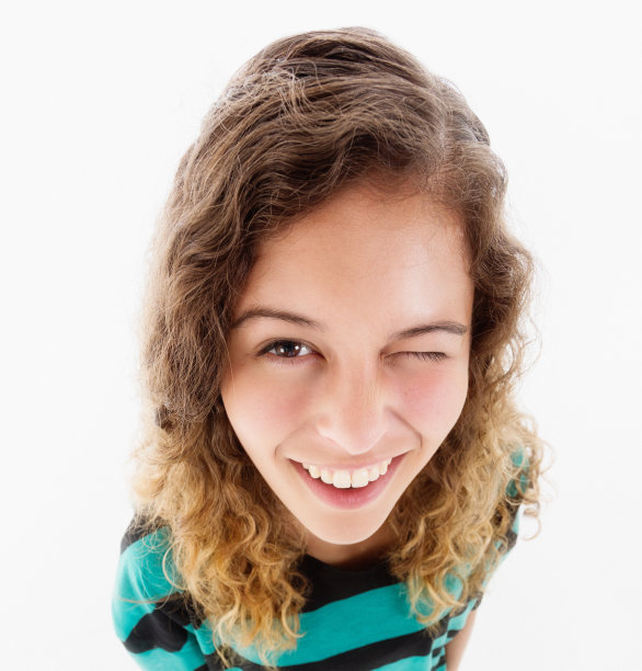 美丽的年轻女子明知故犯地向你眨眼图片下载