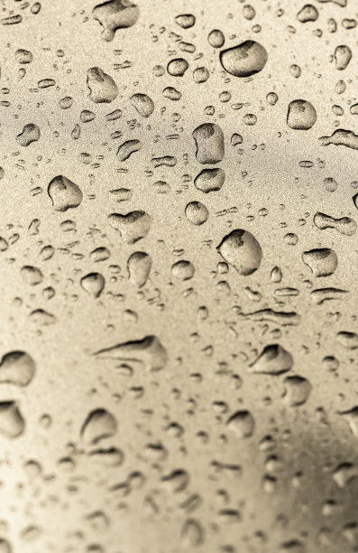雨水落在车顶上图片下载