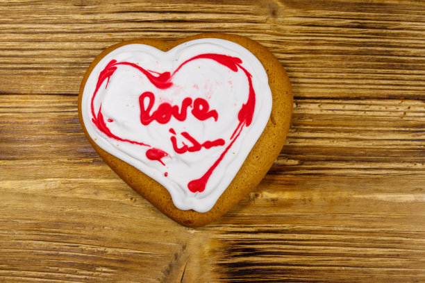 木桌上的心形姜饼。前视图。情人节甜点图片下载
