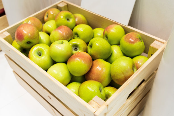 装在木箱里的青苹果图片下载