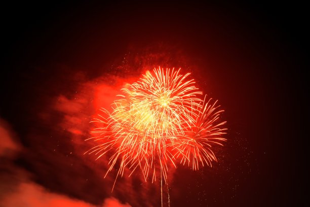 烟火在黑暗的天空爆炸图片下载
