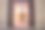中世纪修道院入口的旧木门，院子里有一口砖井(意大利翁布里亚古比奥)图片下载
