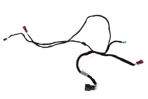 发动机点火线圈(点火系统的一个组成部分)的电线将电池或发电机的低压转换为高压，这是维修或销售过程中的一个备用部件。图片下载