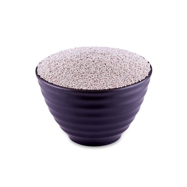 白碗中的银糖糖衣孤立在白色背景上，复制空间。图片下载