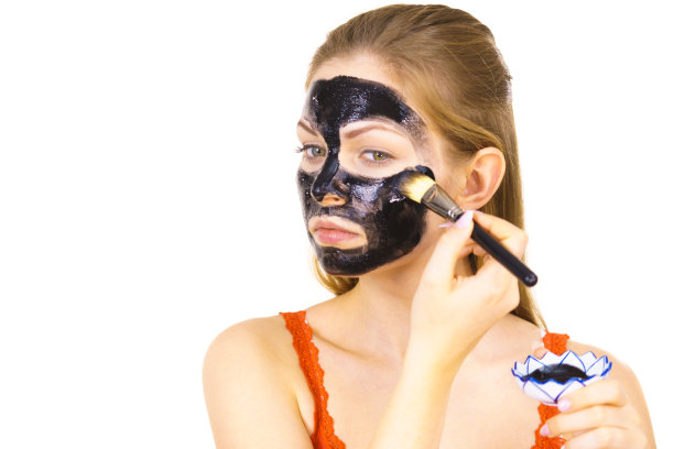 女性敷黑面膜图片下载