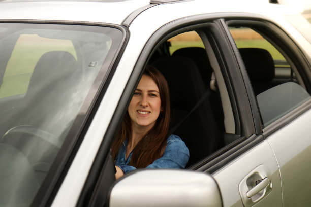 开车的女人图片下载