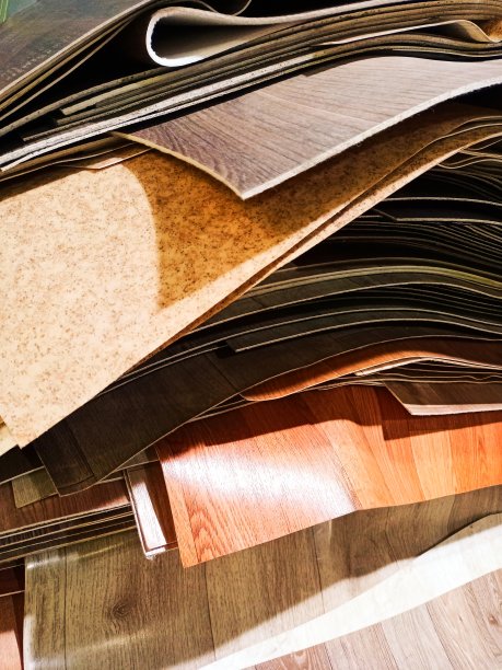 堆叠在一起的剩余亚麻油毡碎片图片下载