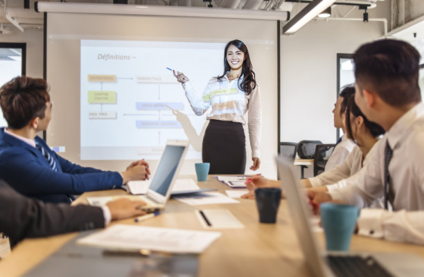 女商人在会议室做演讲图片下载