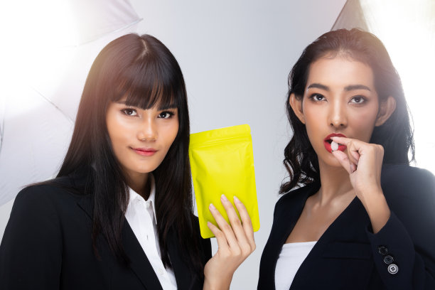 女性展示绿色包装，有空白的绿色区域图片下载