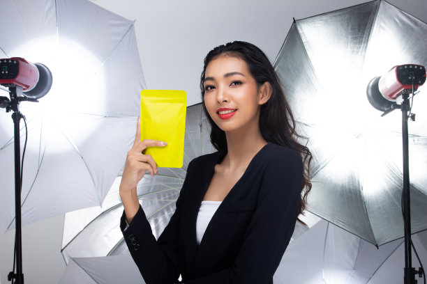 女性展示绿色包装，有空白的绿色区域图片下载