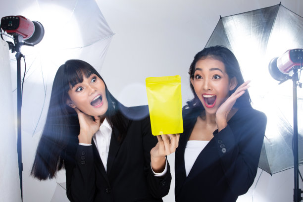 女性展示绿色包装，有空白的绿色区域图片下载