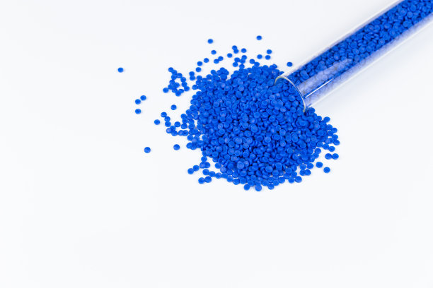 塑料聚合物颗粒的特写。手握聚合物颗粒。聚合物塑料。复合聚合物。图片下载