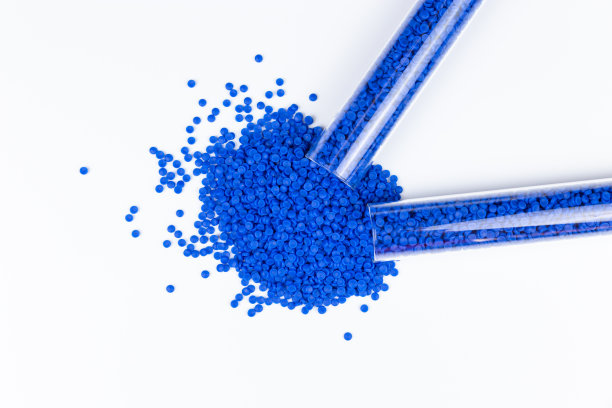 塑料聚合物颗粒的特写。手握聚合物颗粒。聚合物塑料。复合聚合物。图片下载