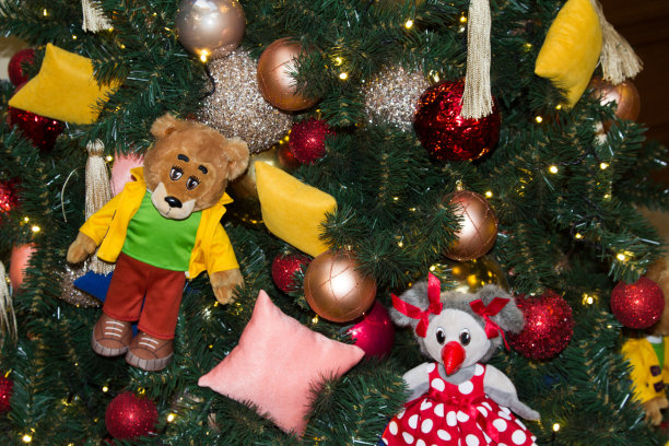 圣诞树装饰儿童的软玩具。关闭了。图片下载