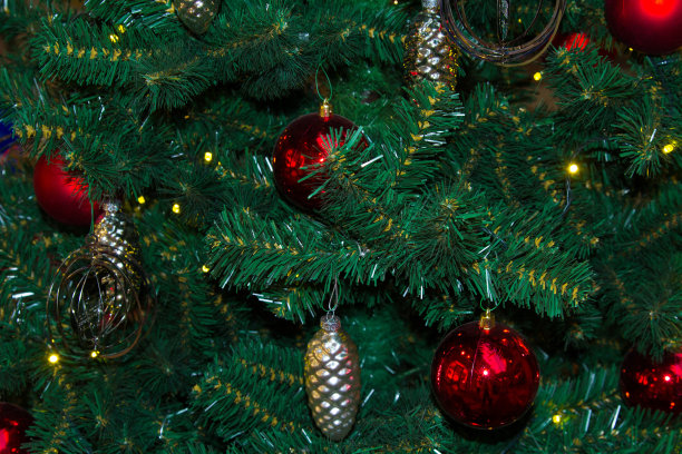 人造冷杉树与圣诞装饰形式的星星，锥和球。关闭了。圣诞节的背景图片下载