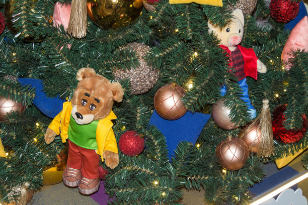 圣诞树装饰气球和儿童的软玩具。关闭了。图片下载