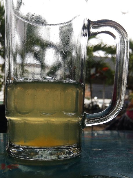 大玻璃杯的特写图片下载