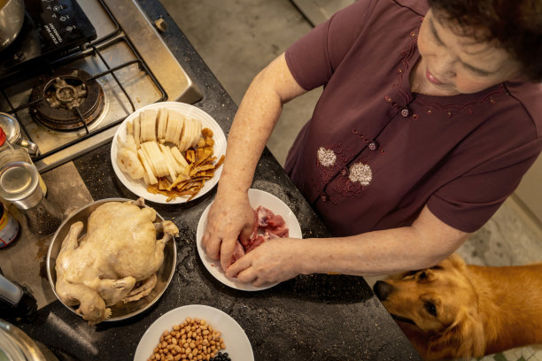 年长的亚洲华人准备食物图片下载