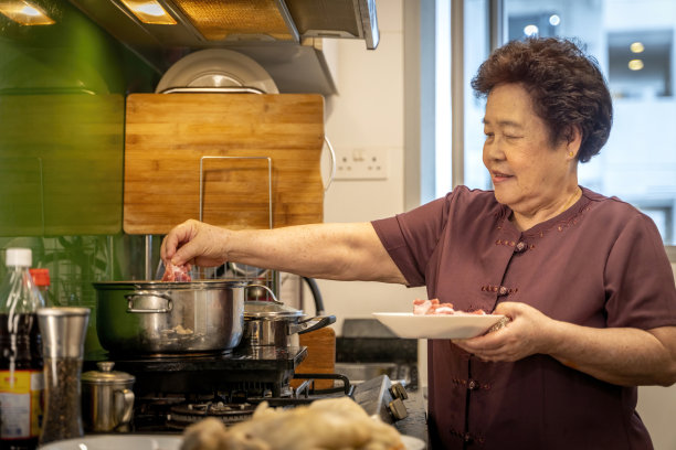 年长的亚洲华人准备食物图片下载