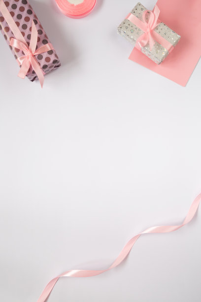 情人垂直背景，平躺着礼物和粉红色的丝带。生日，母亲节，情人节照片与拷贝空间，垂直，社交媒体格式图片下载