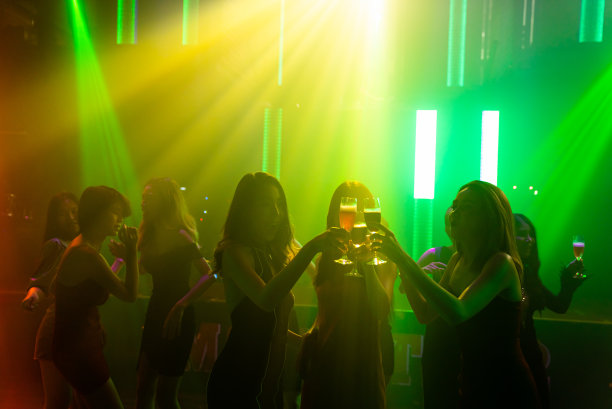 人们在迪斯科夜总会随着DJ的音乐在舞台上跳舞的剪影图片下载
