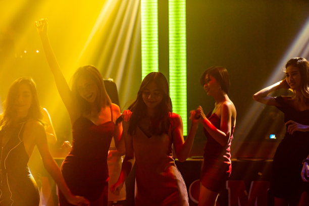 人们在迪斯科夜总会随着DJ的音乐在舞台上跳舞的剪影图片下载