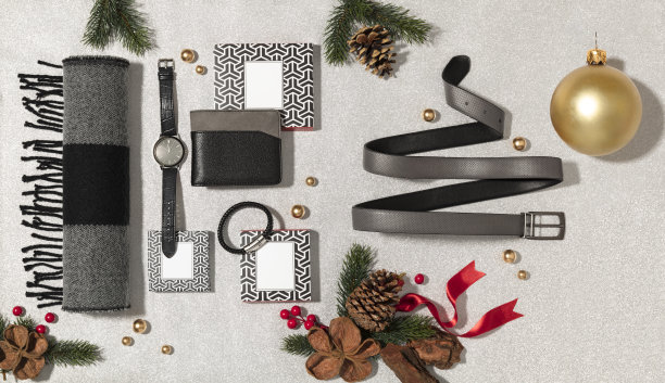 男人的个人配件与冷杉树枝和圣诞装饰品孤立在银色的背景图片下载