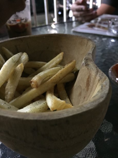 桌上碗里炸薯条的特写镜头图片下载