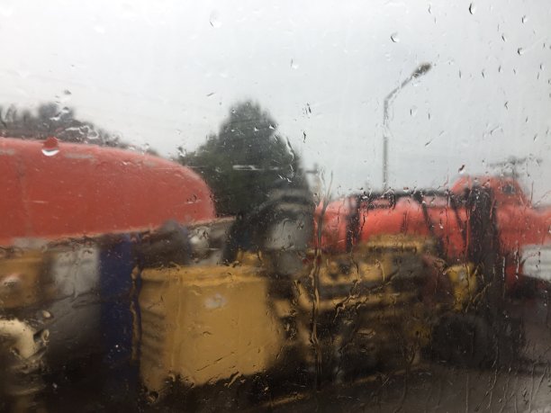 图片来自一个雨天的工业区。玻璃上有雨滴图片下载