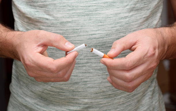 碎烟在人的手中作为戒烟的象征图片下载