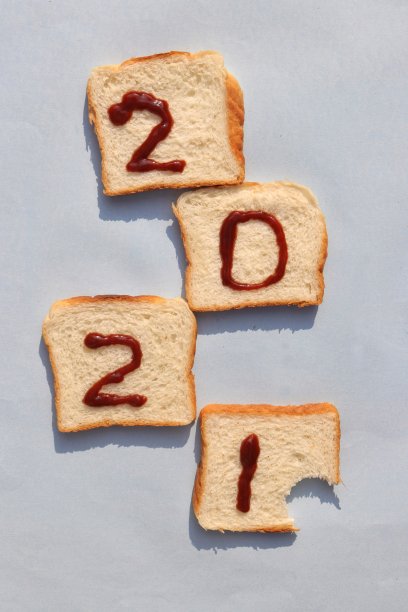 用番茄酱写在面包上，新年快乐的创意照片，完美的壁纸图片下载