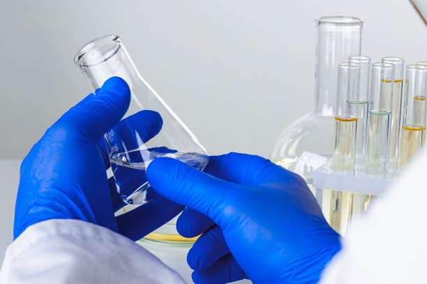 一个科学家的手与实验室样本的近距离工作图片下载